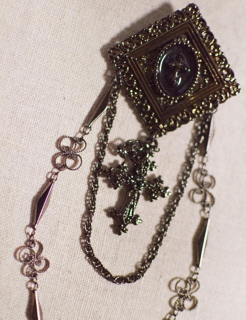 BPN　チェーン付きクロスモチーフブローチ