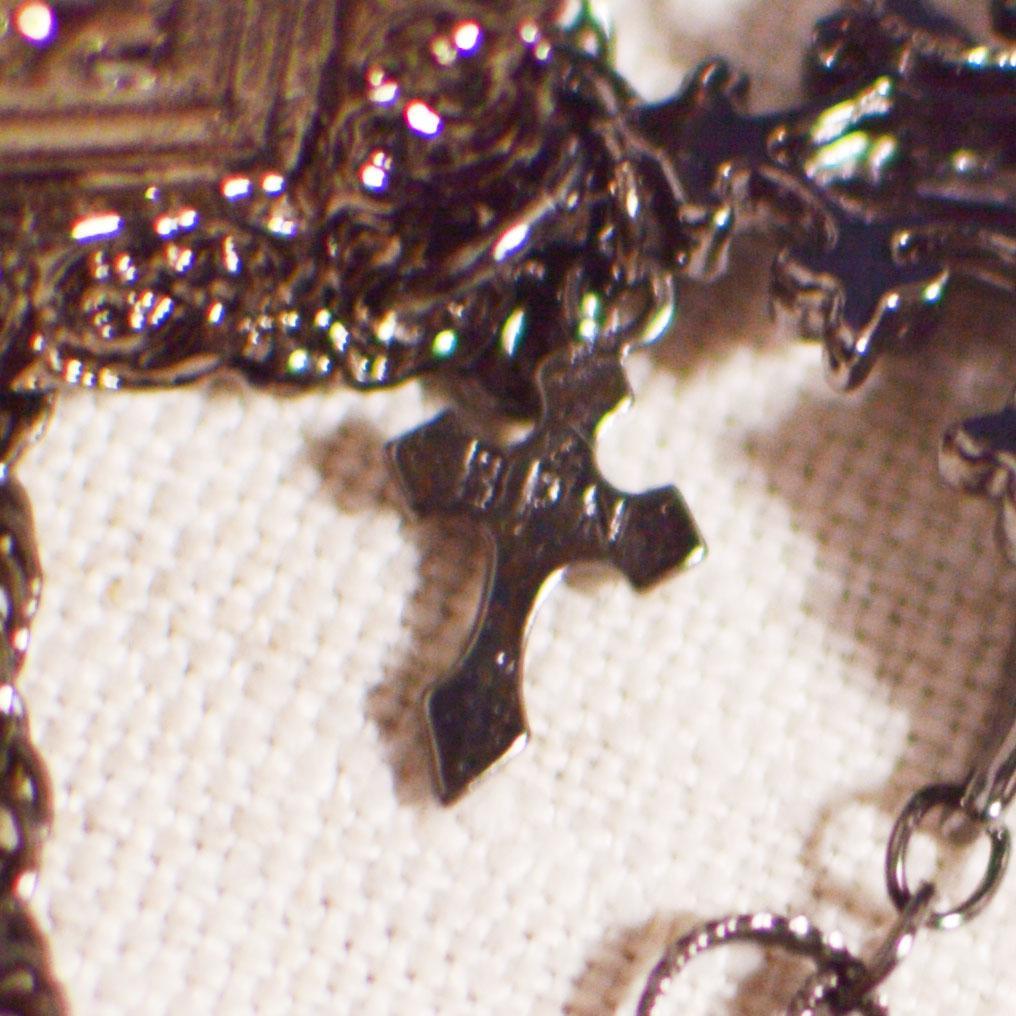 BPN　チェーン付きクロスモチーフブローチ