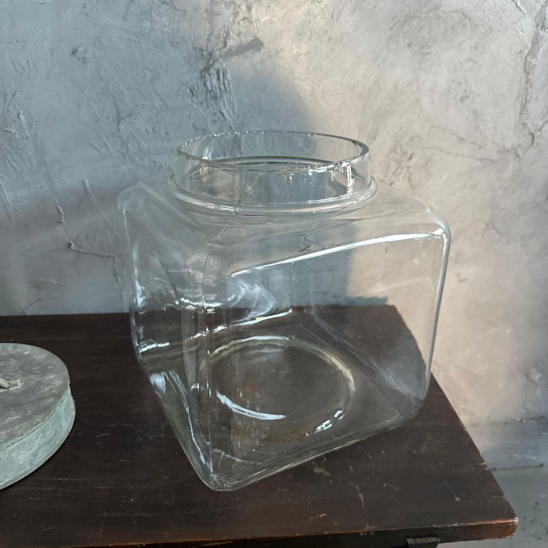 ヴィンテージ　ガラス製四角いジャー 金属蓋付き