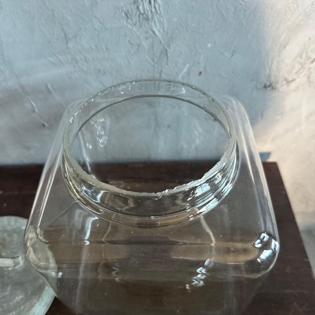 ヴィンテージ　ガラス製四角いジャー 金属蓋付き