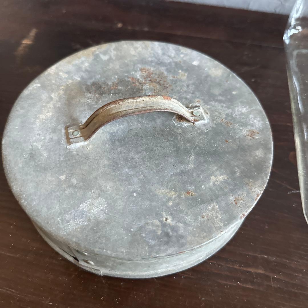 ヴィンテージ　ガラス製四角いジャー 金属蓋付き