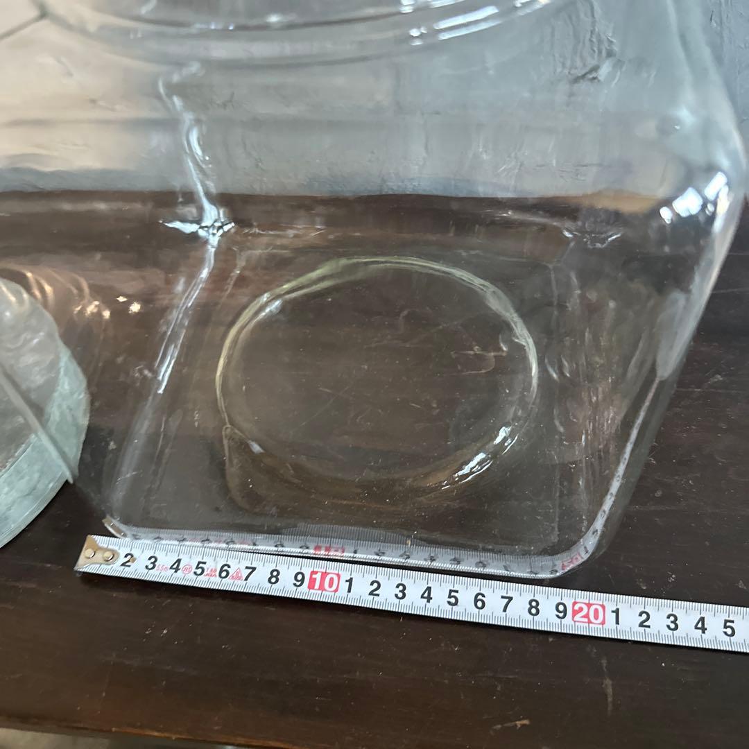 ヴィンテージ　ガラス製四角いジャー 金属蓋付き