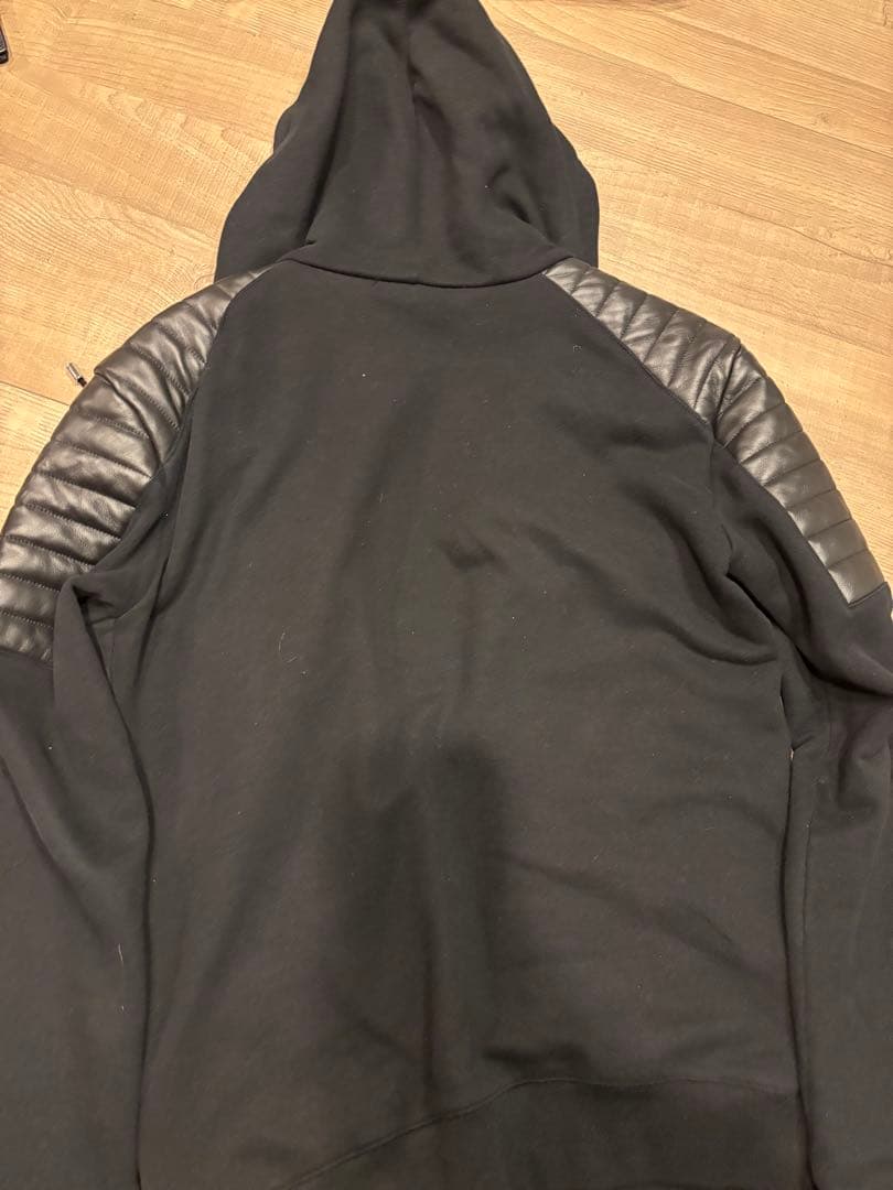 BALMAIN ブラック フード付きパーカー