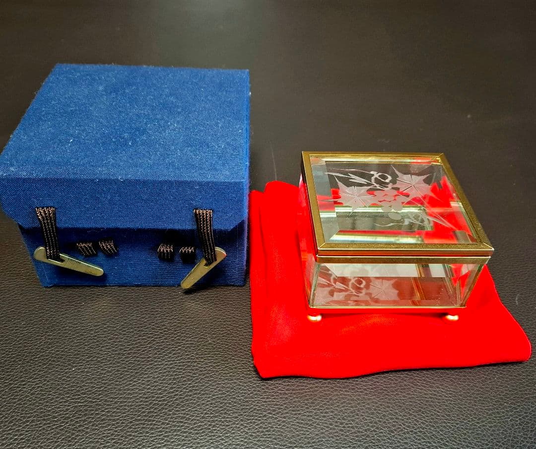 アンティーク ガラス製小物入れ 布タトウ箱付き