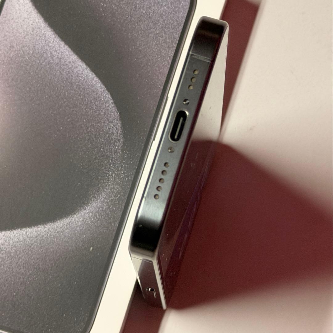 Apple iPhone 15 Pro ブラックチタン本体