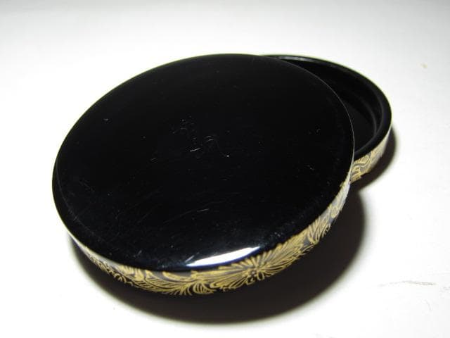 磯井如真 沈金菊香合 表千家十三代 即中斎花押　　　　　　　　v164