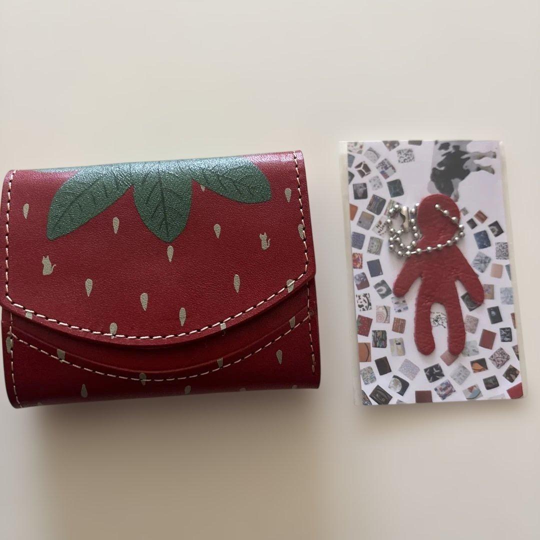 クアトロガッツ　小さいふ。新品　いちご