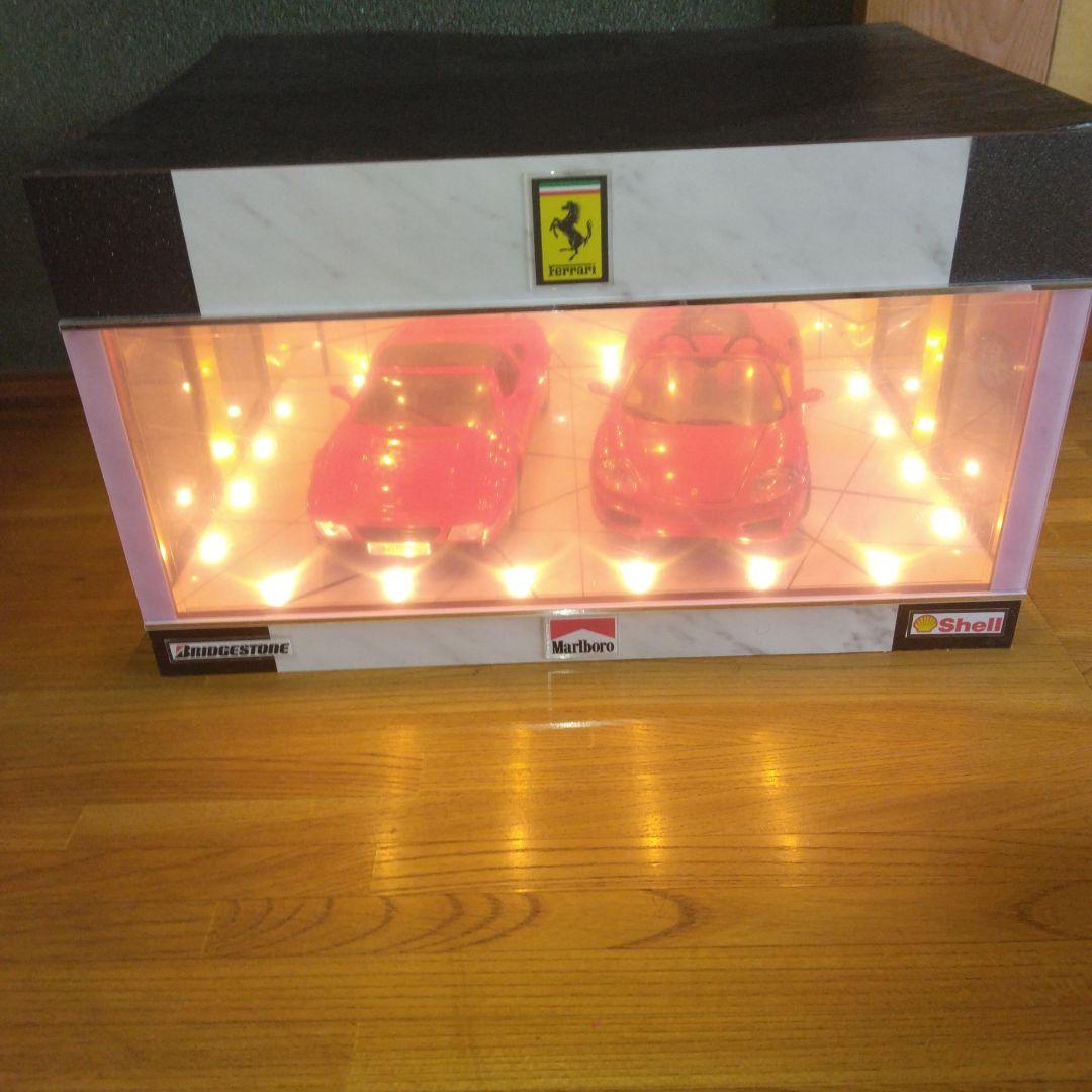 フェラーリ＆ランボルギーニショーケース＆ミニカーセットです。