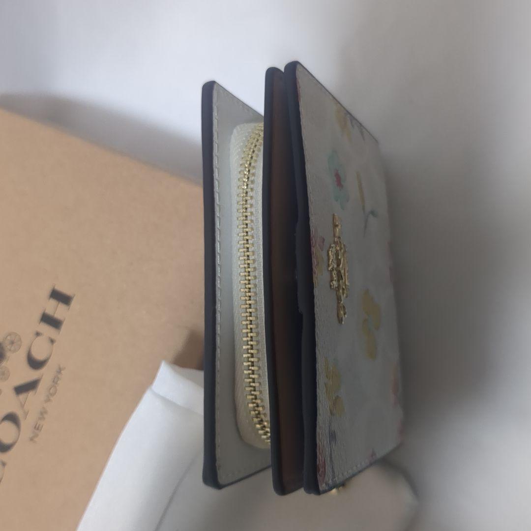 新品✨️ COACH 折り財布　二つ折り　花柄　コンパクト 箱付き 最終お値下‼