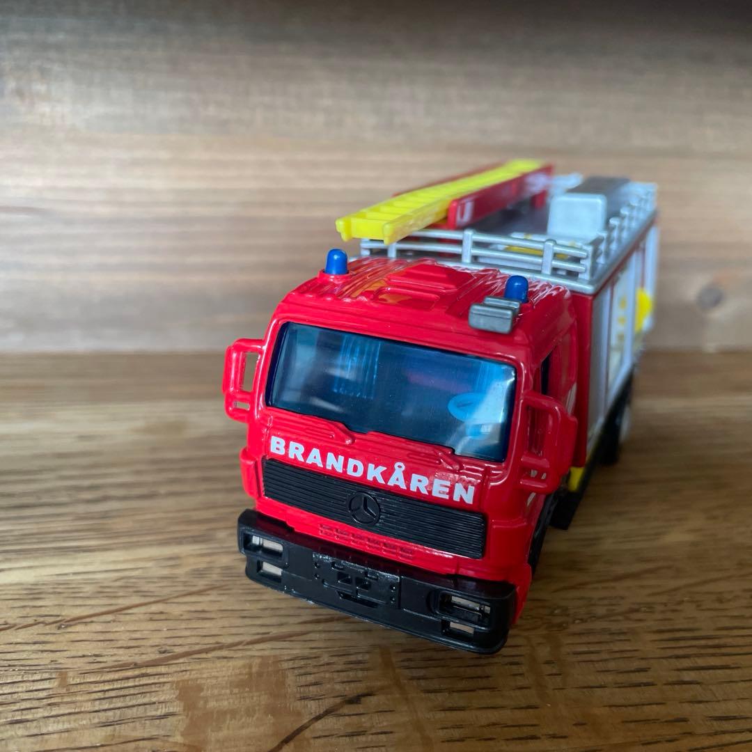 ボルボ　パトカー　ミニカー