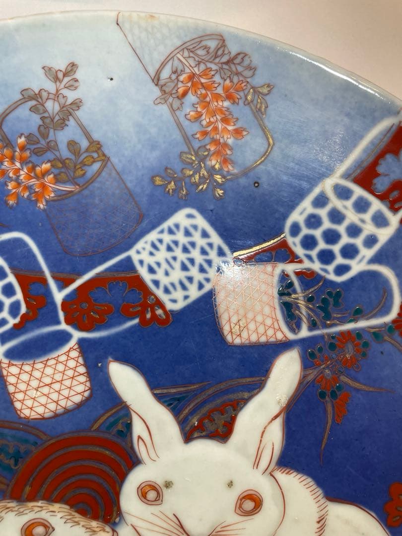古伊万里　金彩　色絵皿　白抜き技法　兎　花籠　雪輪　大皿