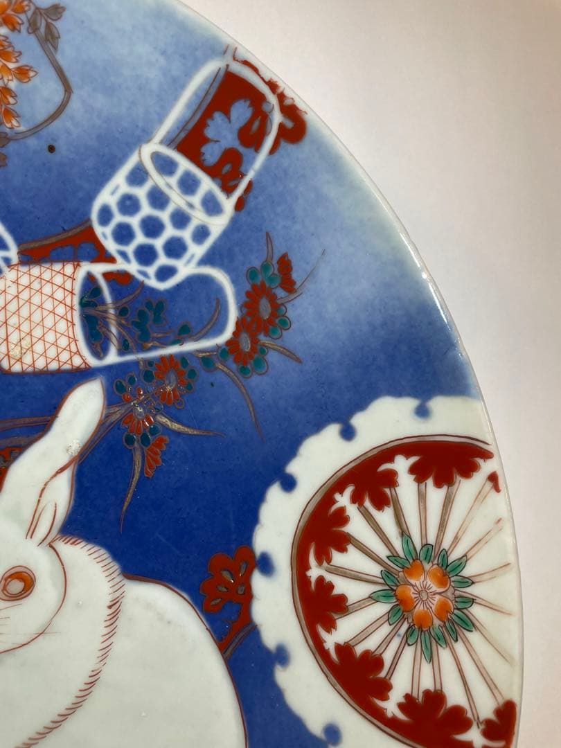 古伊万里　金彩　色絵皿　白抜き技法　兎　花籠　雪輪　大皿