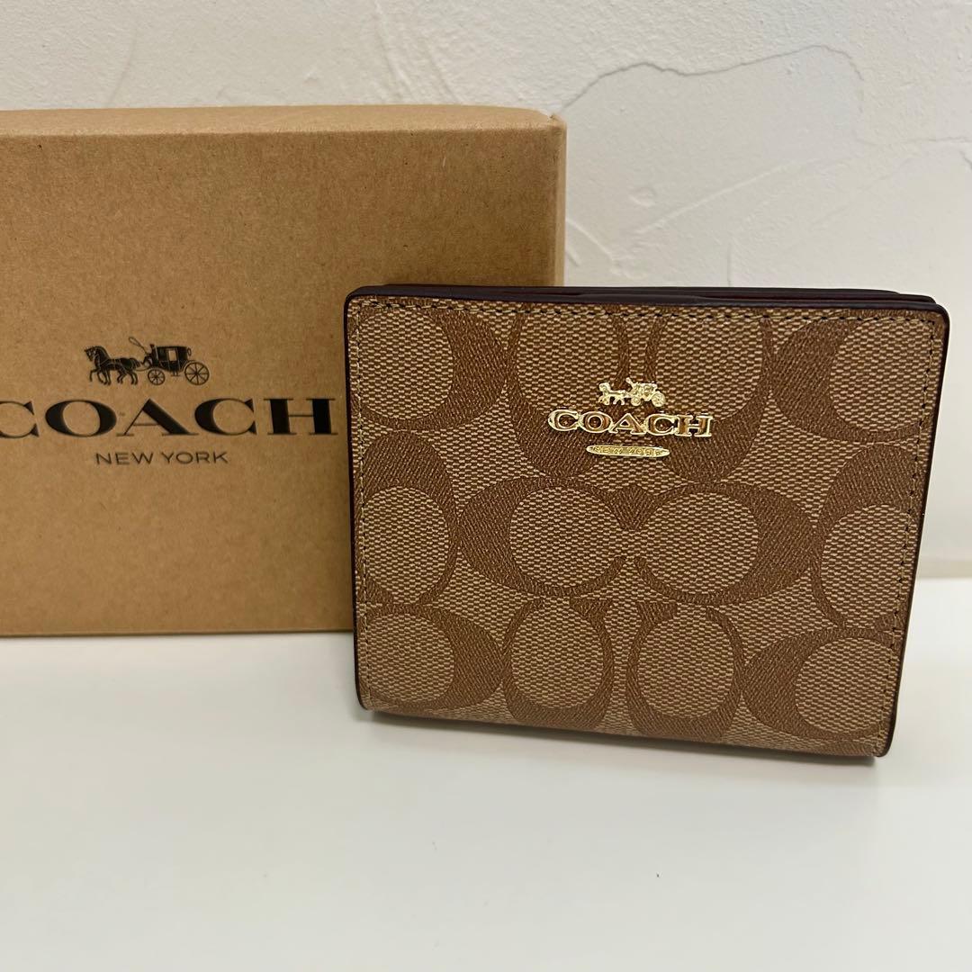 新品 COACH 財布 二つ折り財布 カーキ×レッドウッド シグネチャー コーチ