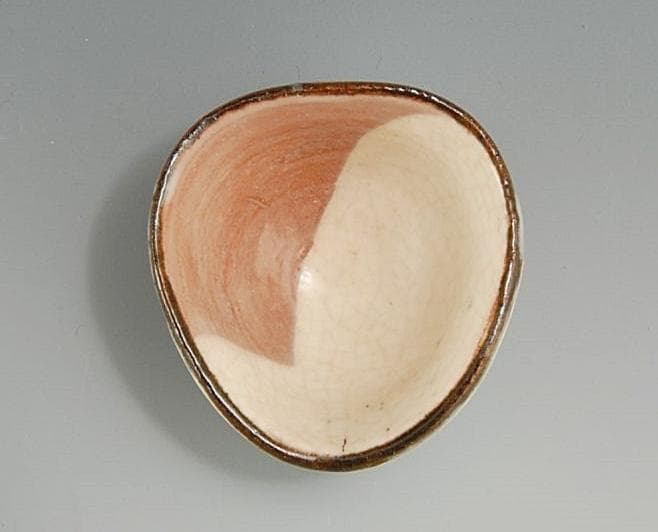 芸術院会員　六代清水六兵衛　松文三角ぐい吞　　M33