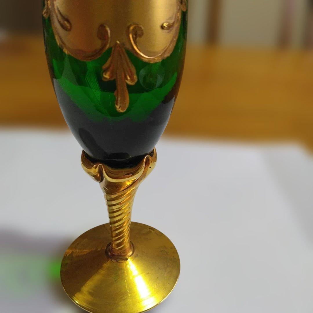 新品未使用　ベネチアグラス　花柄装飾の緑と金のガラスグラス