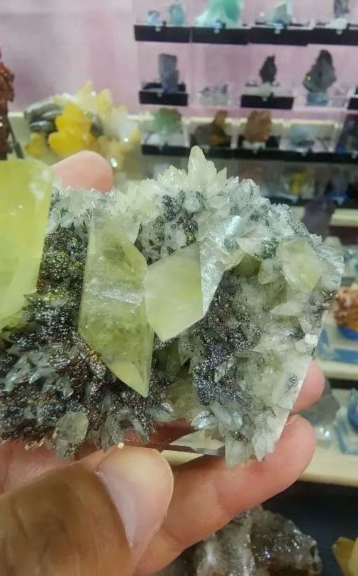 グリーンダイヤモンドカルサイト（クォーツ＆ヘマタイト母岩付き）