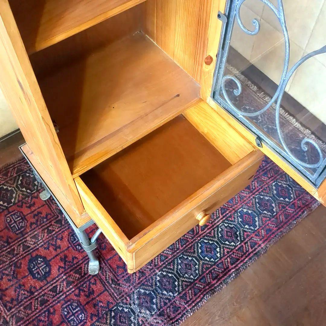 【値下げしました】パイン材　ガラスアイアンキャビネット　店舗什器