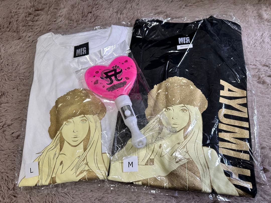 【新品未使用】浜崎あゆみMFCコラボTシャツ北京限定（黒白）ペンライト付き