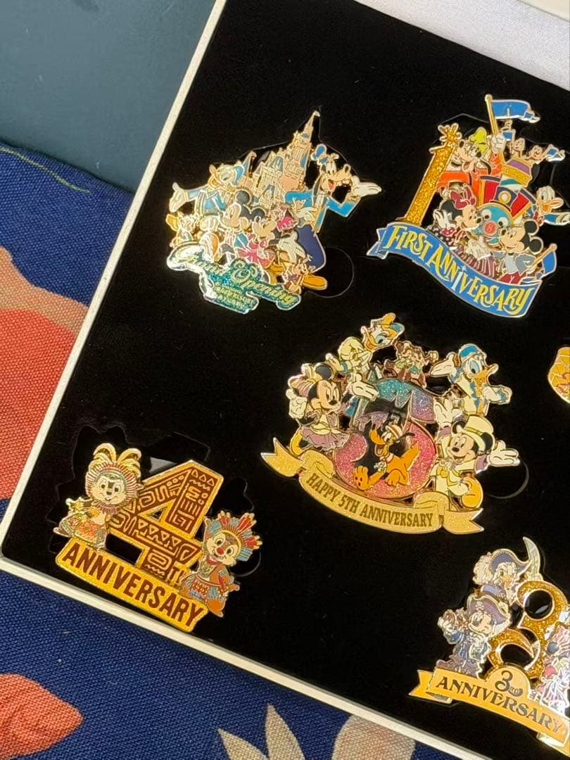 上海ディズニーランド正規品5周年ミッキーフレンズピンバッジ限数300