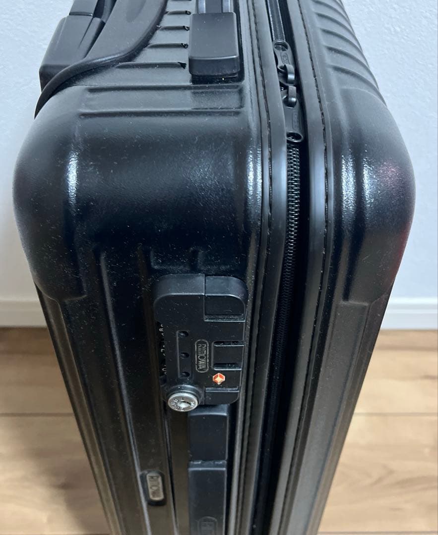 リモワ（TSAロック付） 2輪スーツケースサルサ 851.52ブラック 35L