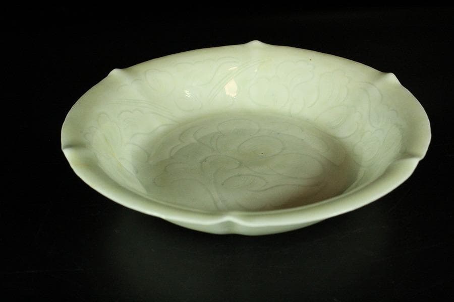 中国美術 白磁 刻草花紋 盤 φ16cm 影青(K-XA682)