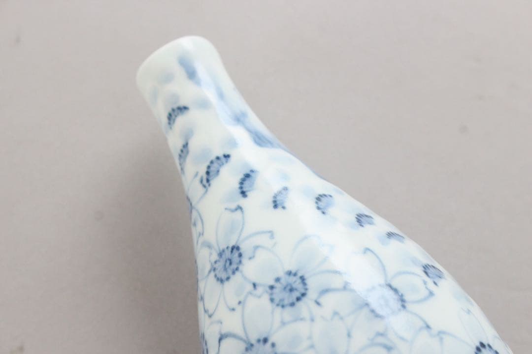 5431 十五代　嘉泉 作　平戸三川内焼　染付桜散し瓢箪型一輪差　共箱　送料無料