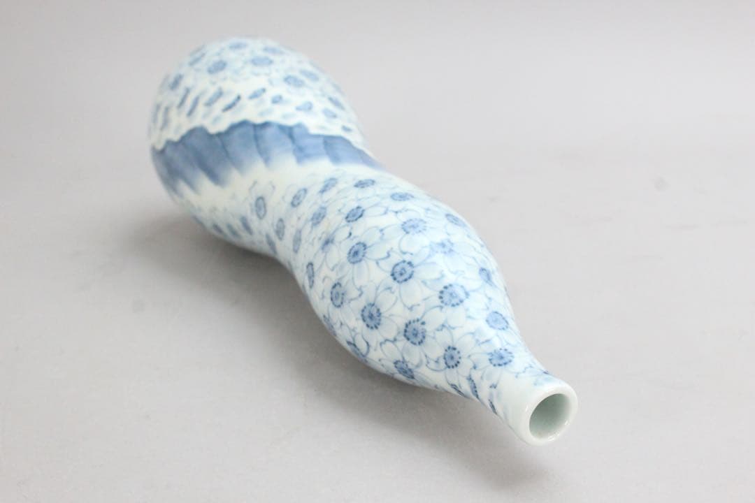 5431 十五代　嘉泉 作　平戸三川内焼　染付桜散し瓢箪型一輪差　共箱　送料無料