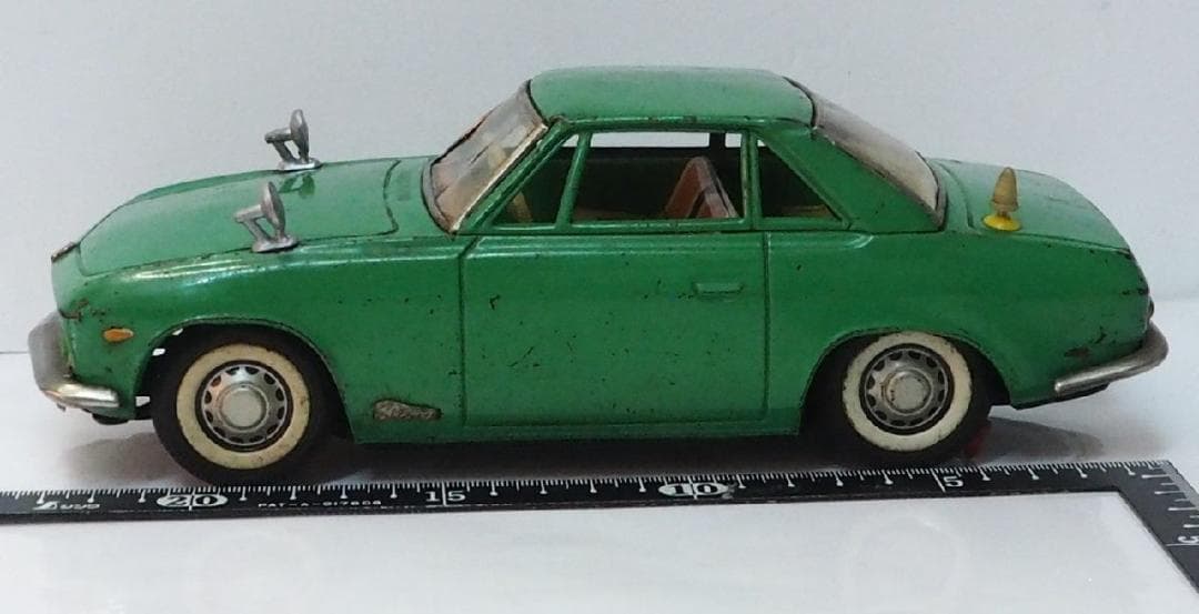 イチコー【初代 日産シルビア黄緑 フリクション無 改造有】ブリキ製ミニカー 箱無