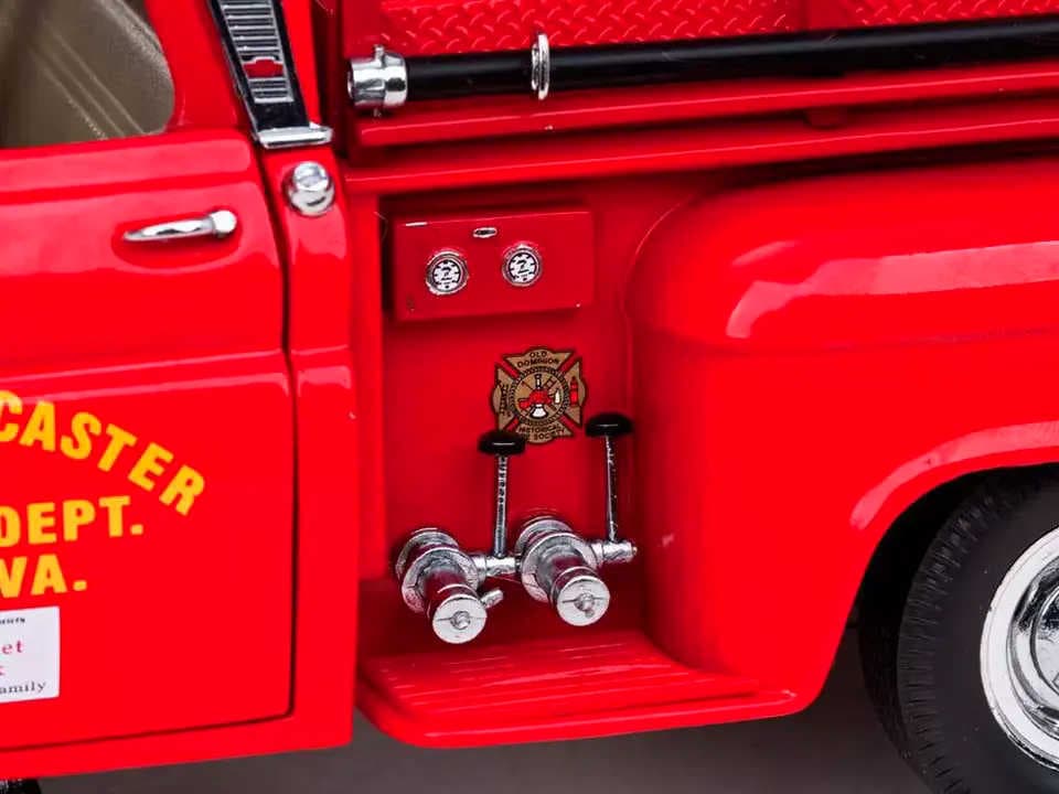 1/18 シボレー C-20 消防車 1965 レッド SunStar製ミニカー