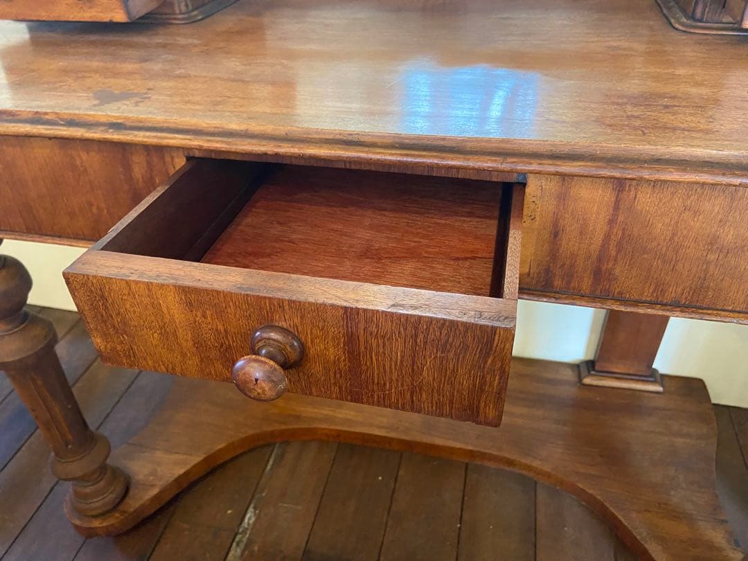 ヨーロッパアンティークドレッサー　ヴィンテージ