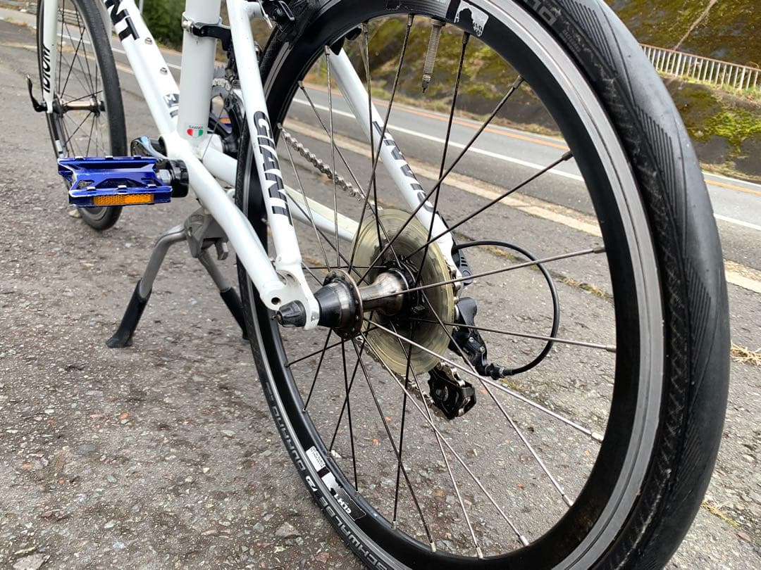 【即乘】送料無料GIANT ミニベロ小径車 IDIOMクロスバイク18速 20