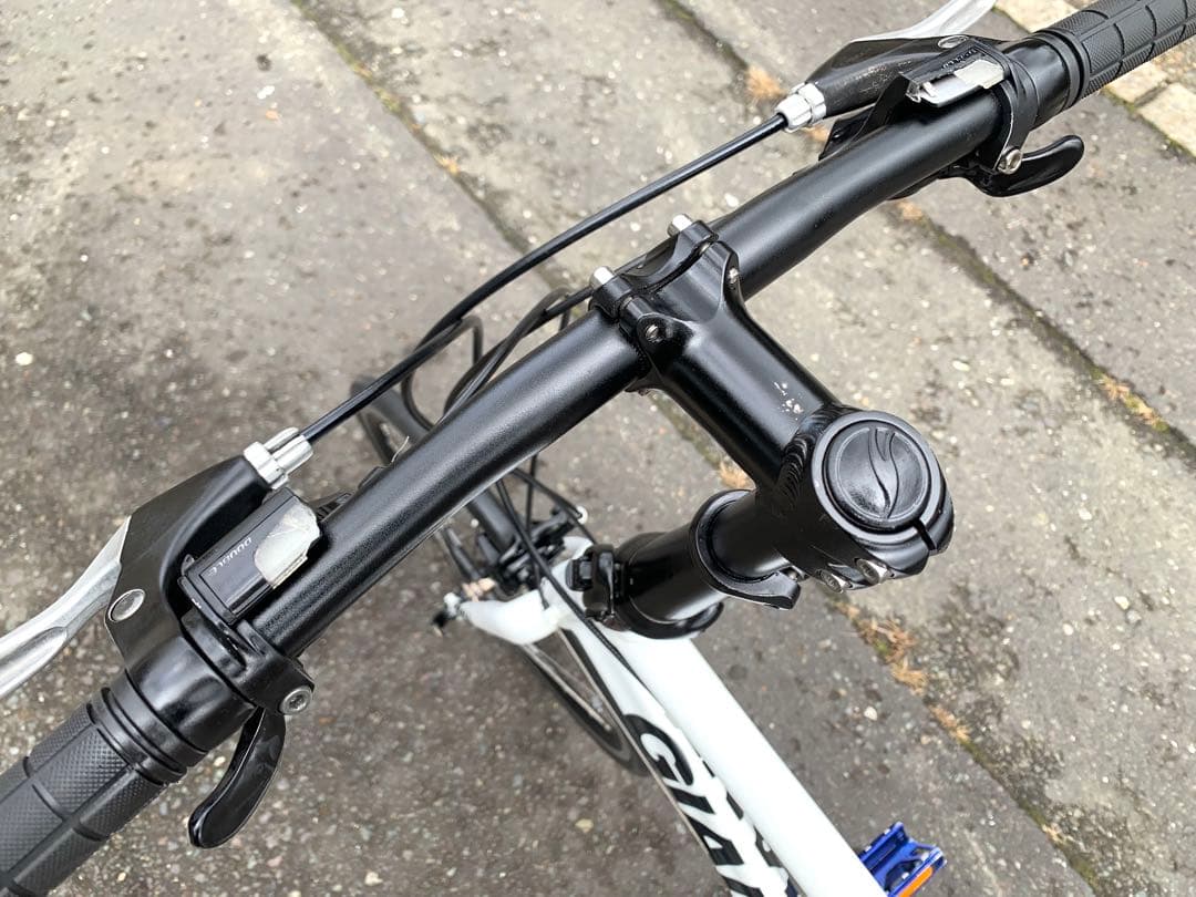 【即乘】送料無料GIANT ミニベロ小径車 IDIOMクロスバイク18速 20