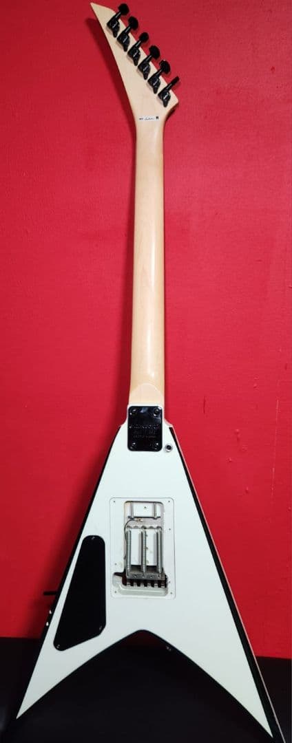 ギター Jackson King V White with Black
