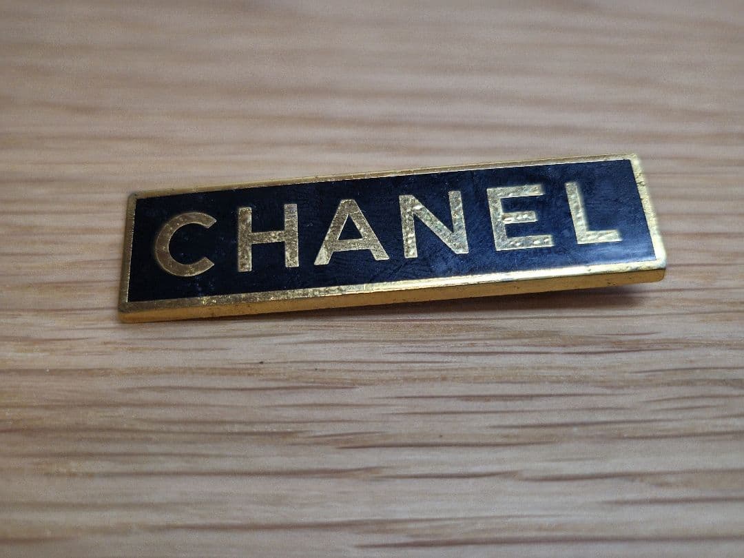 【CHANEL】シャネル ブローチ ロゴプレート ブラック/ゴールド メタル素材