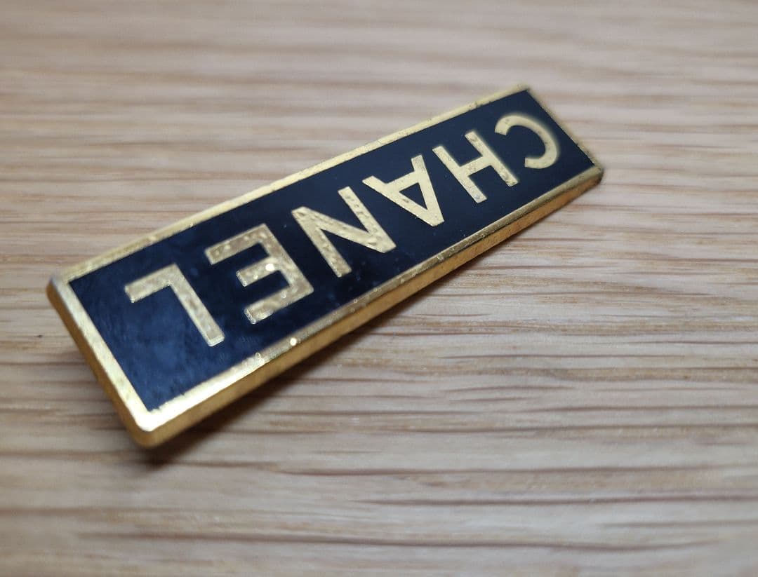 【CHANEL】シャネル ブローチ ロゴプレート ブラック/ゴールド メタル素材