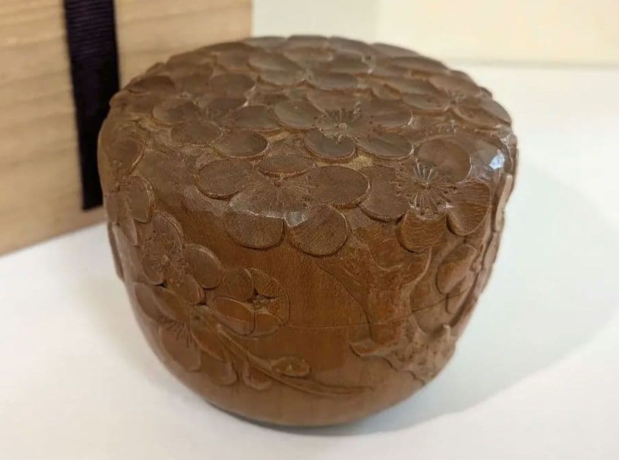 『田丸香山』宮島彫　香山刀　梅　木製 茶道具　棗 　木彫　浮彫