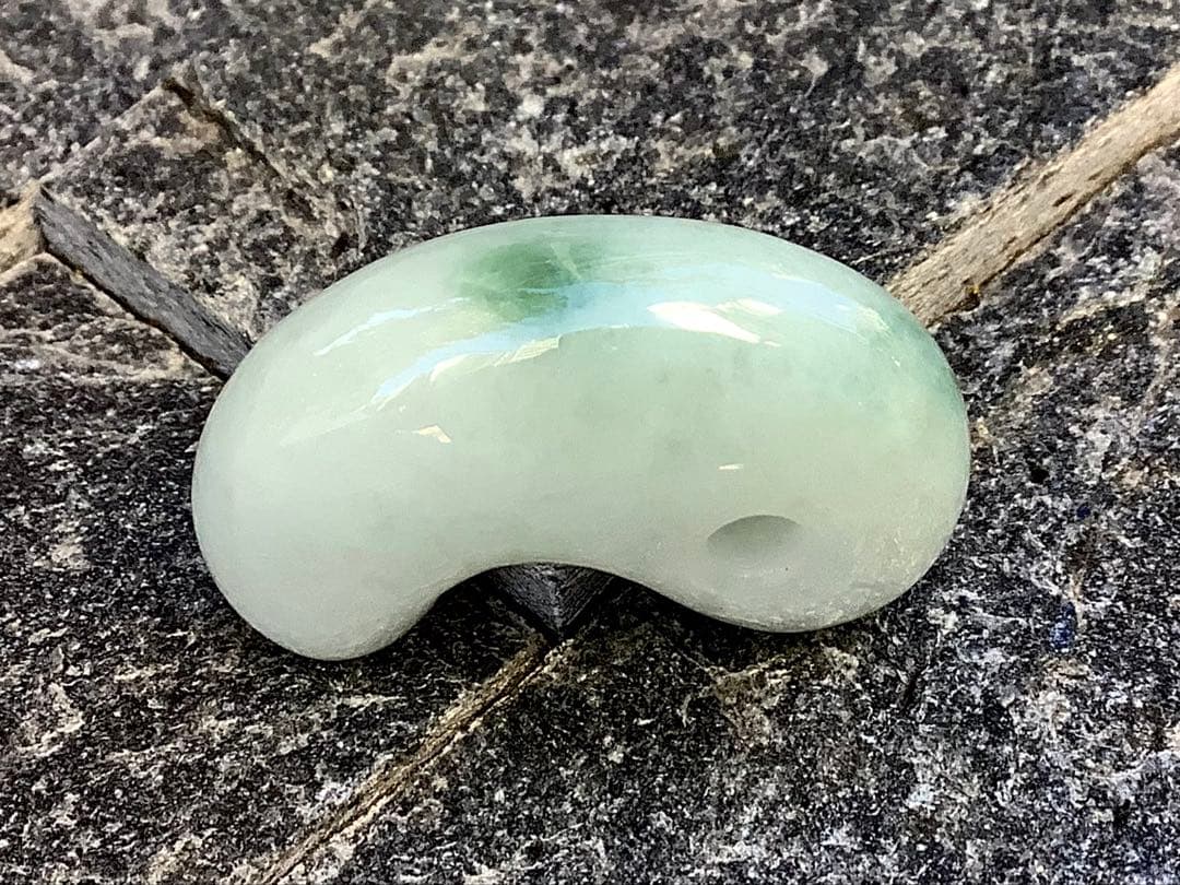 ⭕️最低12万円します糸魚川翡翠勾玉　お身近に天然石パワーを感じてください　鑑別付