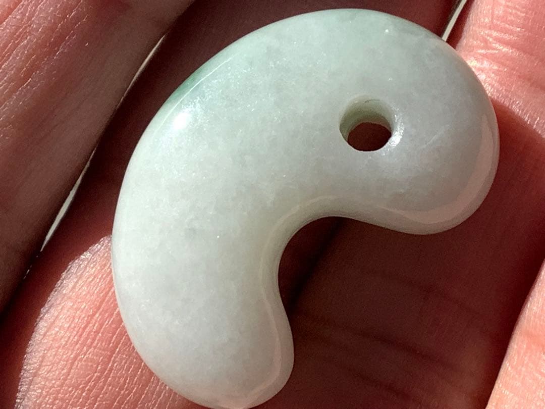 ⭕️最低12万円します糸魚川翡翠勾玉　お身近に天然石パワーを感じてください　鑑別付