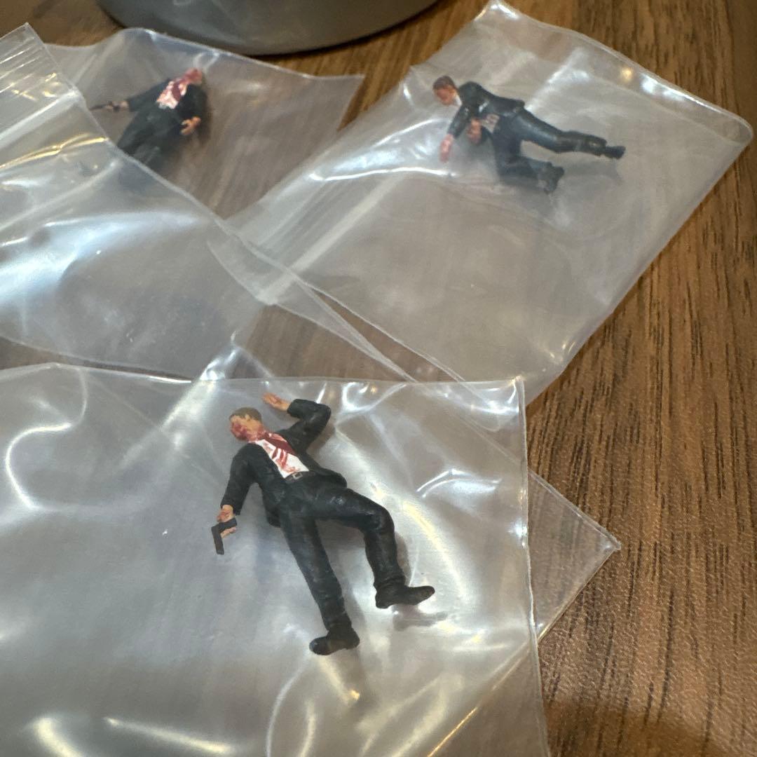 【未開封】フィギュア　1/64 4人+犬 ドラム缶4個