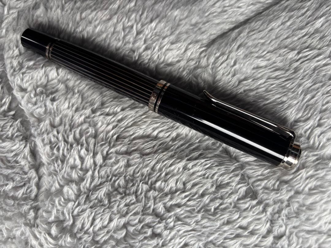 Pelikan 万年筆 ストライプデザイン 黒　m815