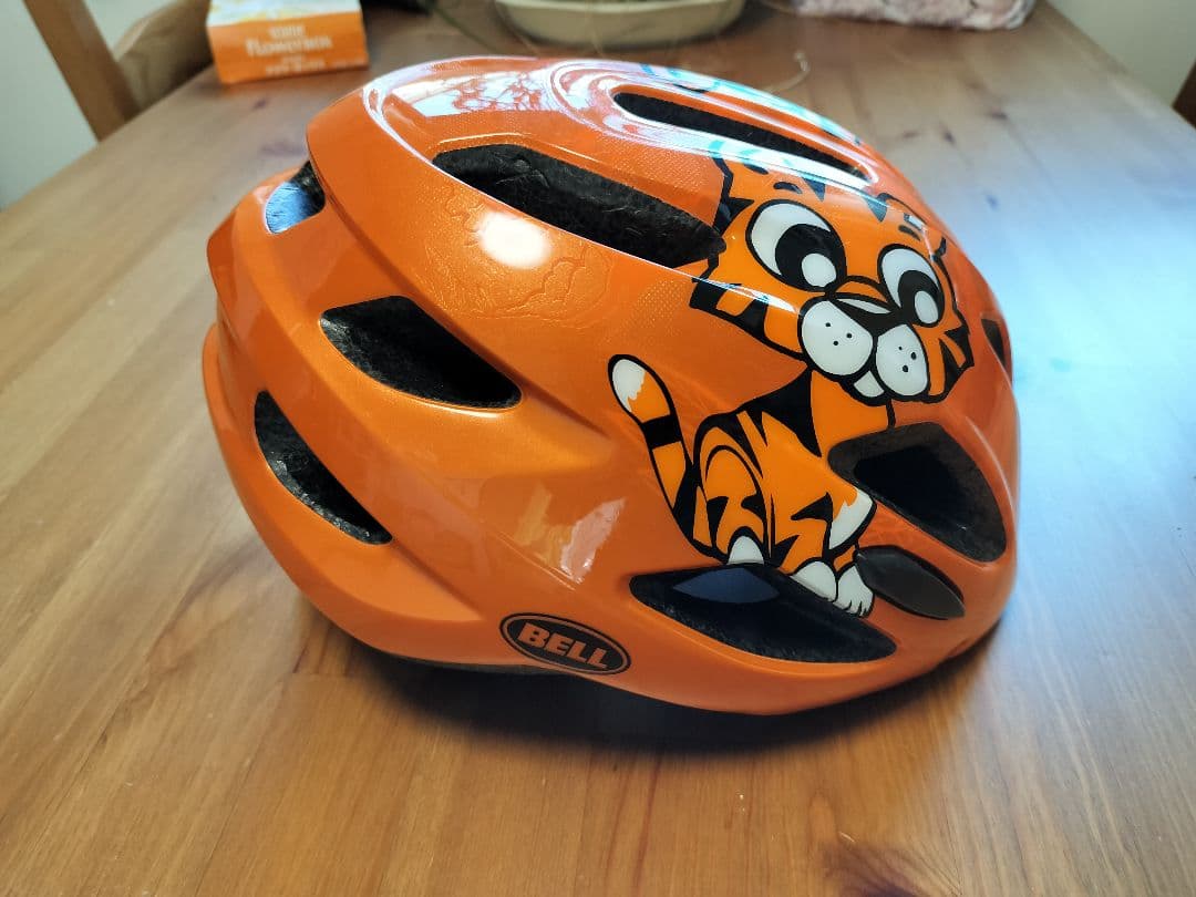 ストライダーSTRIDER スポーツ (オレンジ)とオレンジのヘルメット