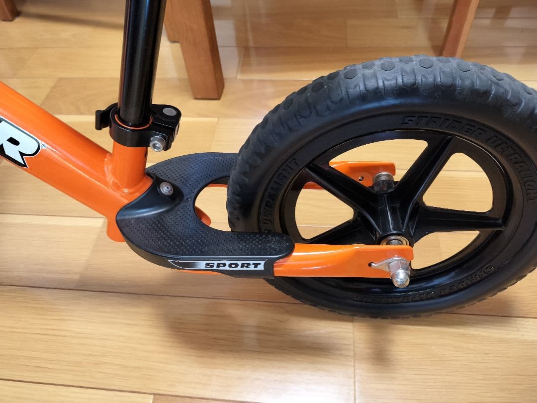 ストライダーSTRIDER スポーツ (オレンジ)とオレンジのヘルメット