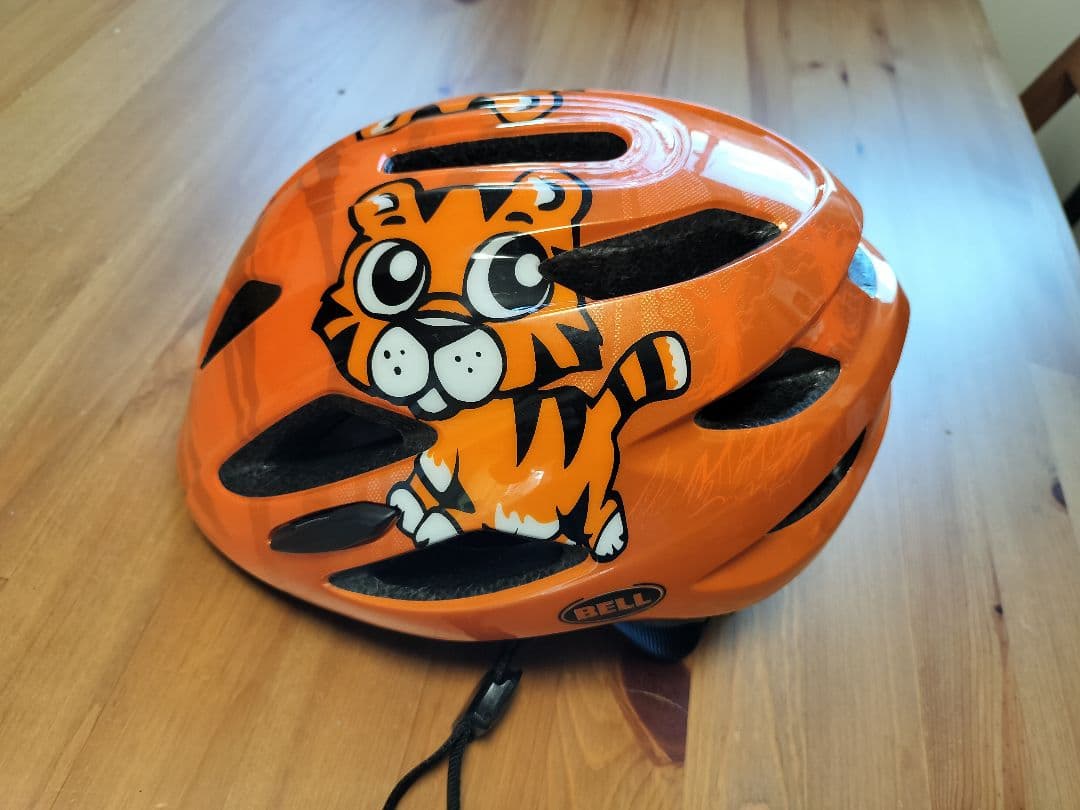 ストライダーSTRIDER スポーツ (オレンジ)とオレンジのヘルメット