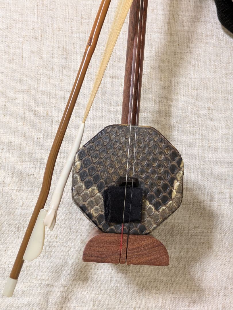 宋廣寧製二胡 　紅木　蛇皮 　2弦付き 弓あり ソフトケース付き