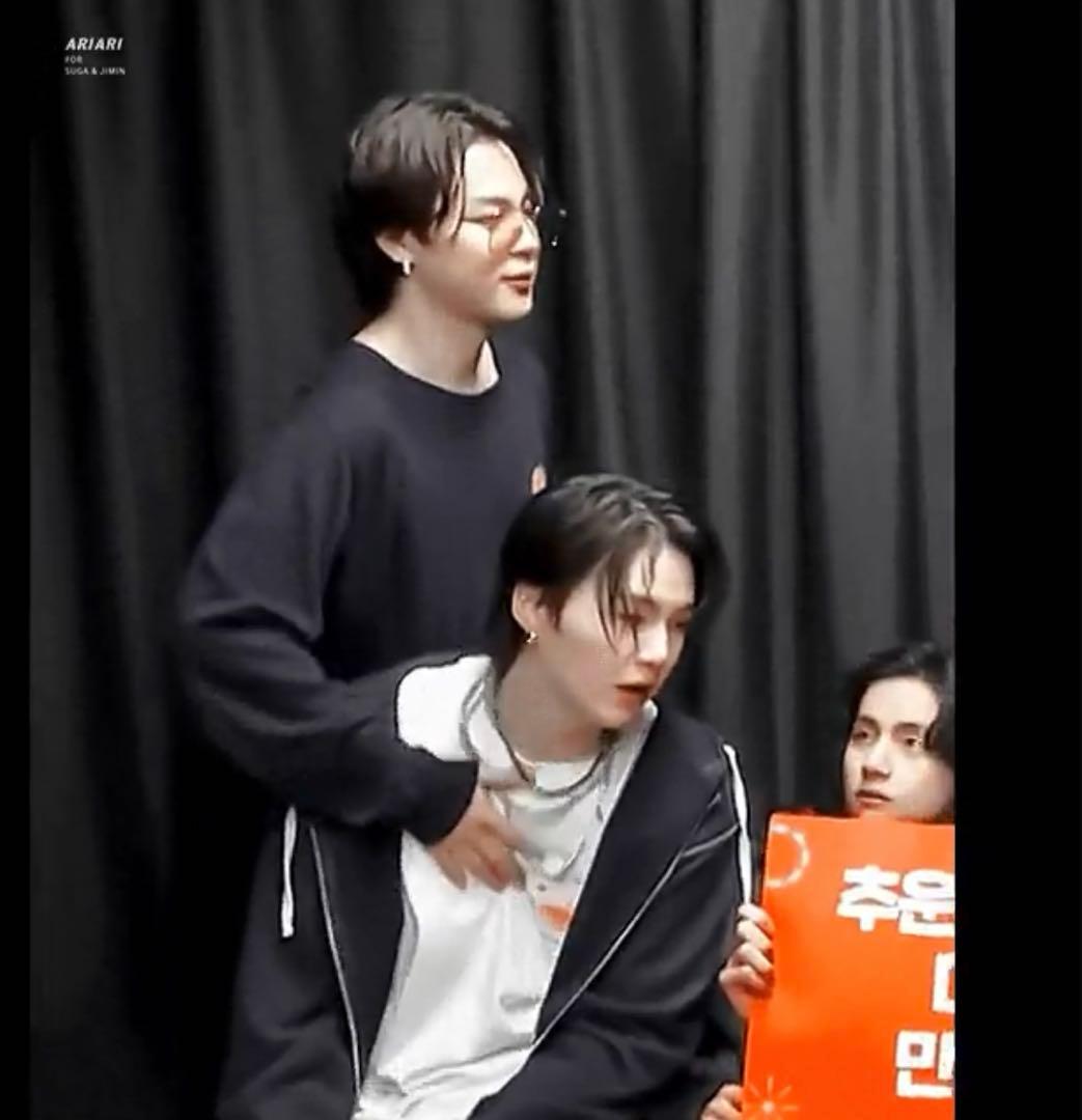 BTS PERMISSION TO DANCE ジミン テヒョン 着用　ロンT