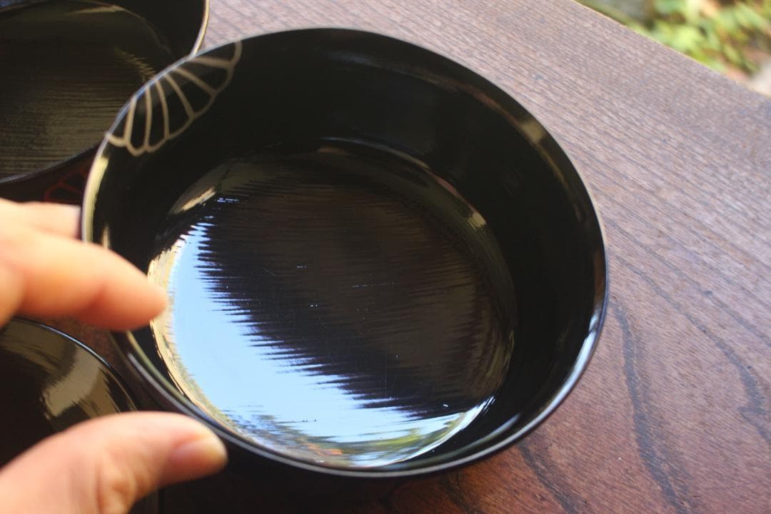 デッドストック！極上刷毛目黒漆に風情ある菊蒔絵の映える煮物椀2点（検京塗雑煮椀