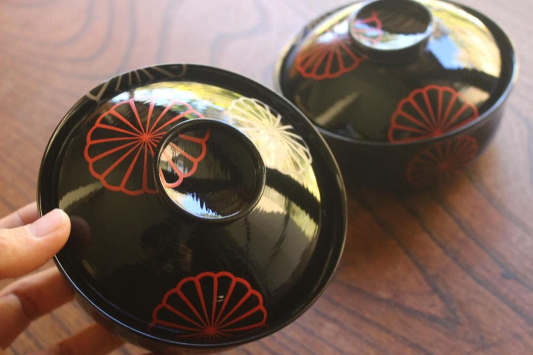 デッドストック！極上刷毛目黒漆に風情ある菊蒔絵の映える煮物椀2点（検京塗雑煮椀