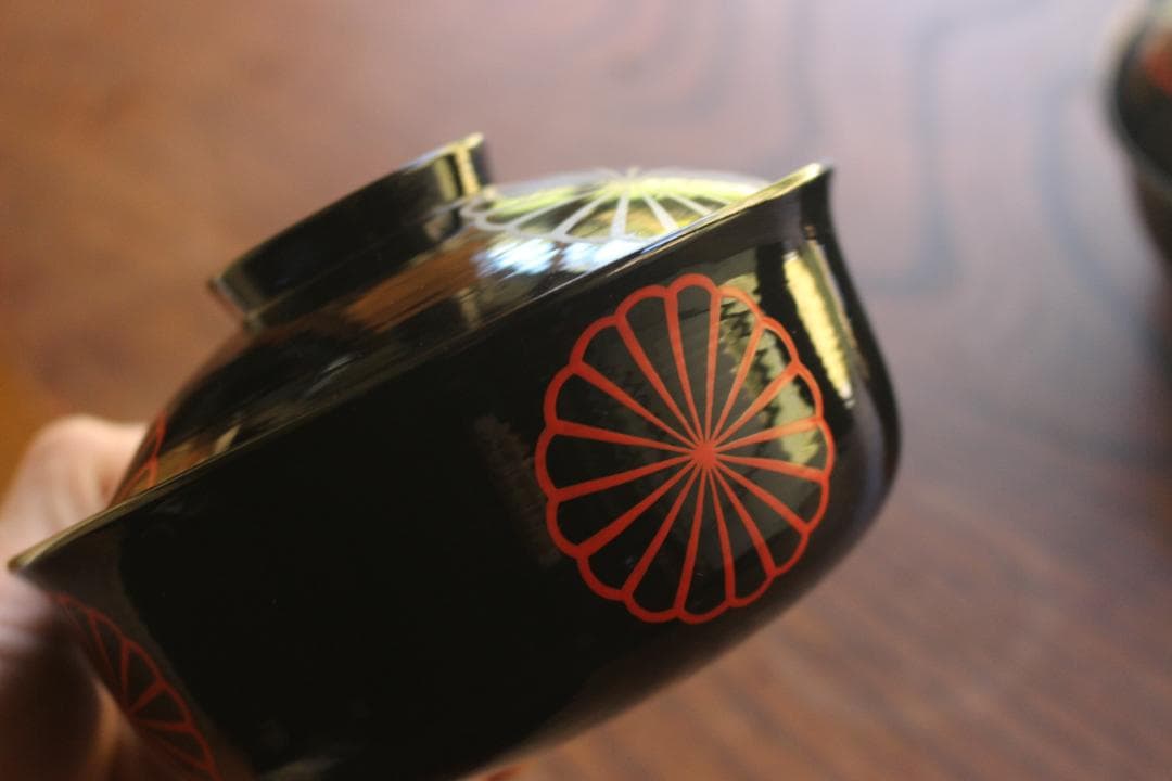 デッドストック！極上刷毛目黒漆に風情ある菊蒔絵の映える煮物椀2点（検京塗雑煮椀