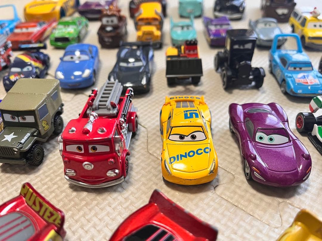 カーズ ミニカーまとめ売り48台＋ピストンカップ付き