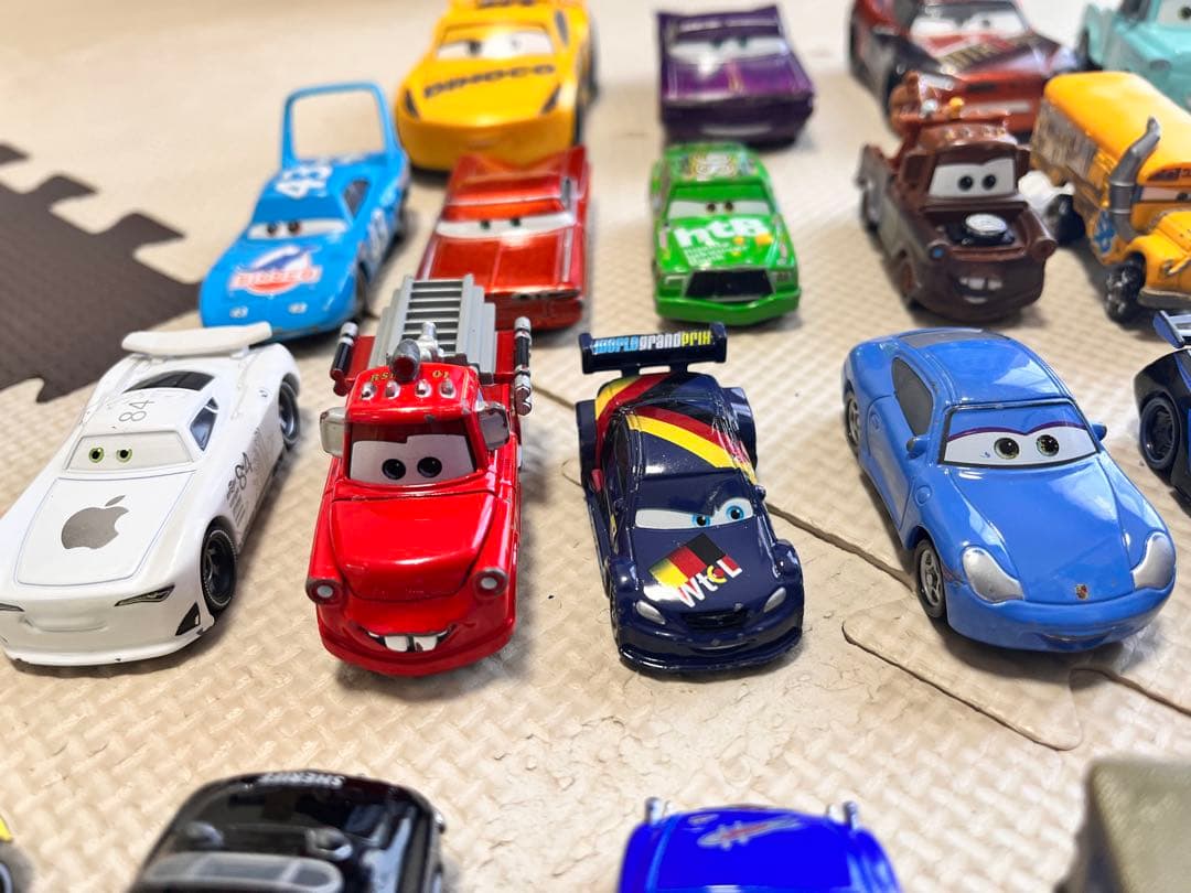 カーズ ミニカーまとめ売り48台＋ピストンカップ付き